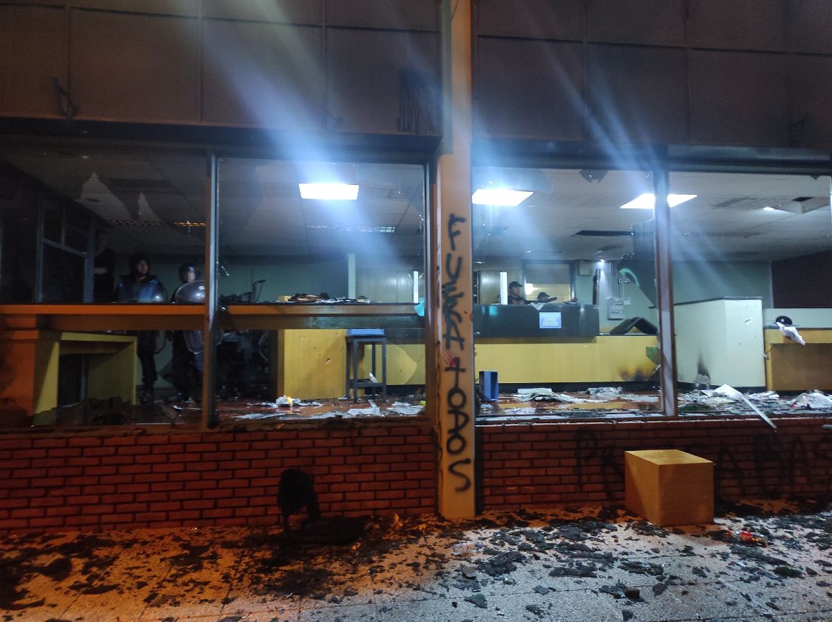 Manifestantes incendiaron la redacción del diario El Chubut: había periodistas adentro