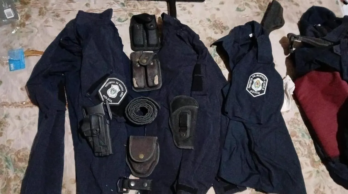 A uno de los delincuentes le fue incautado un uniforme policial en su casa de Lomas.
