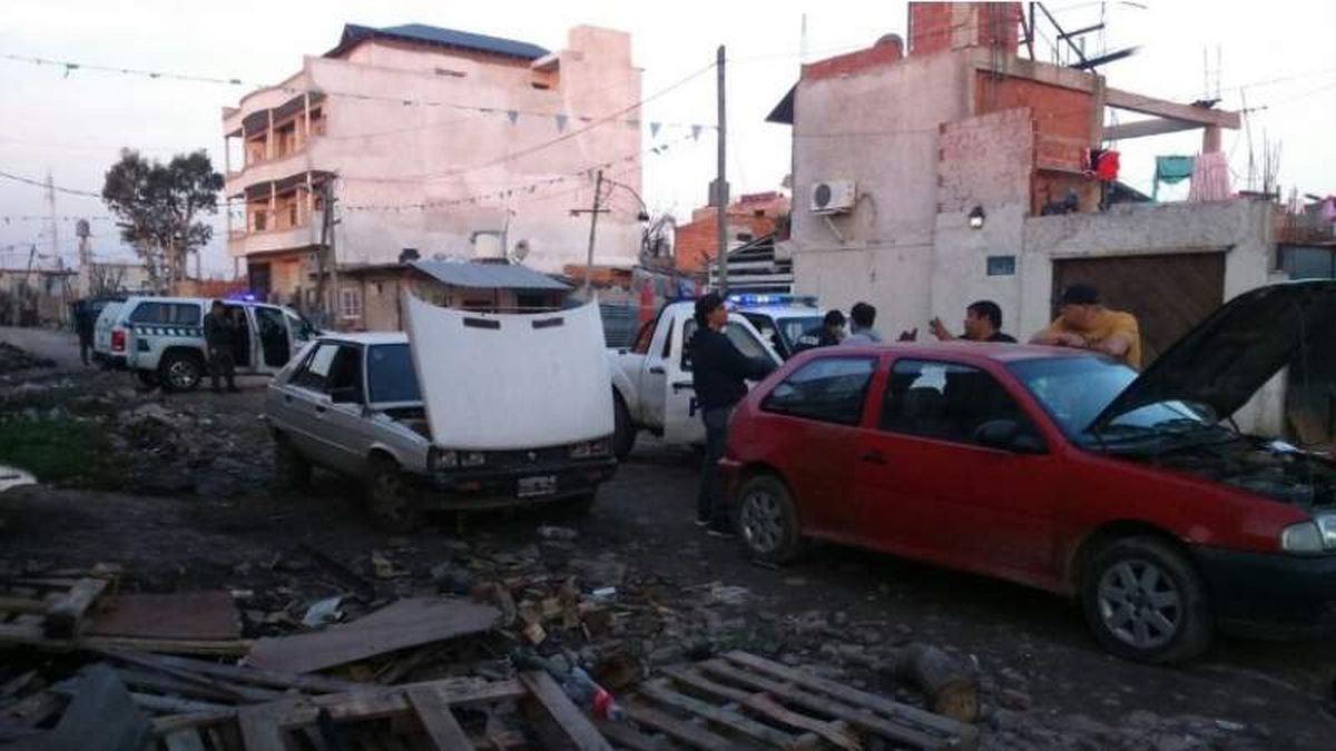 Tres Detenidos En 9 De Abril Por Un Taller Mecánico Que Funcionaba Como Desarmadero De Autos 1083