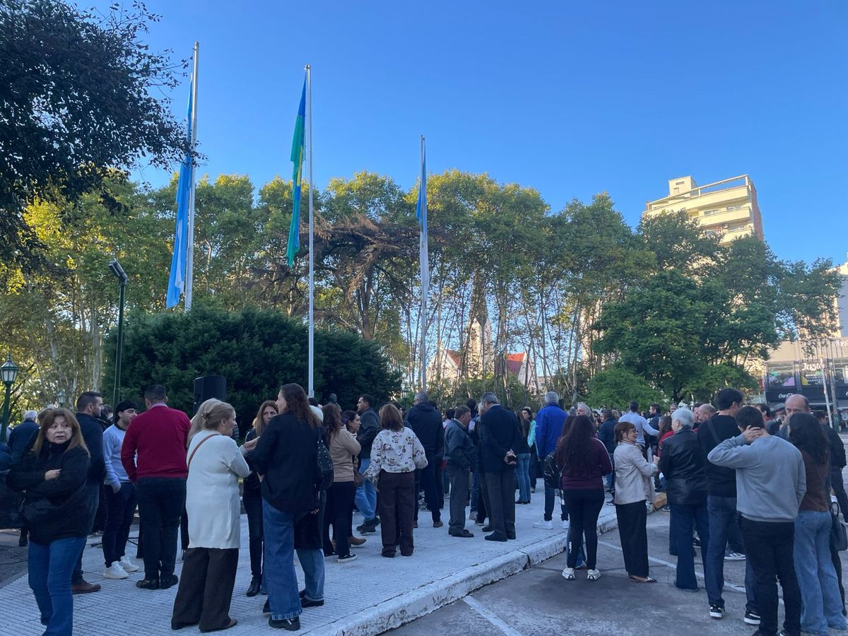 Autoridades locales encabezaron el izamiento de banderas en Plaza Mitre durante el acto por los 113 a&ntilde;os de Esteban Echeverr&iacute;a.