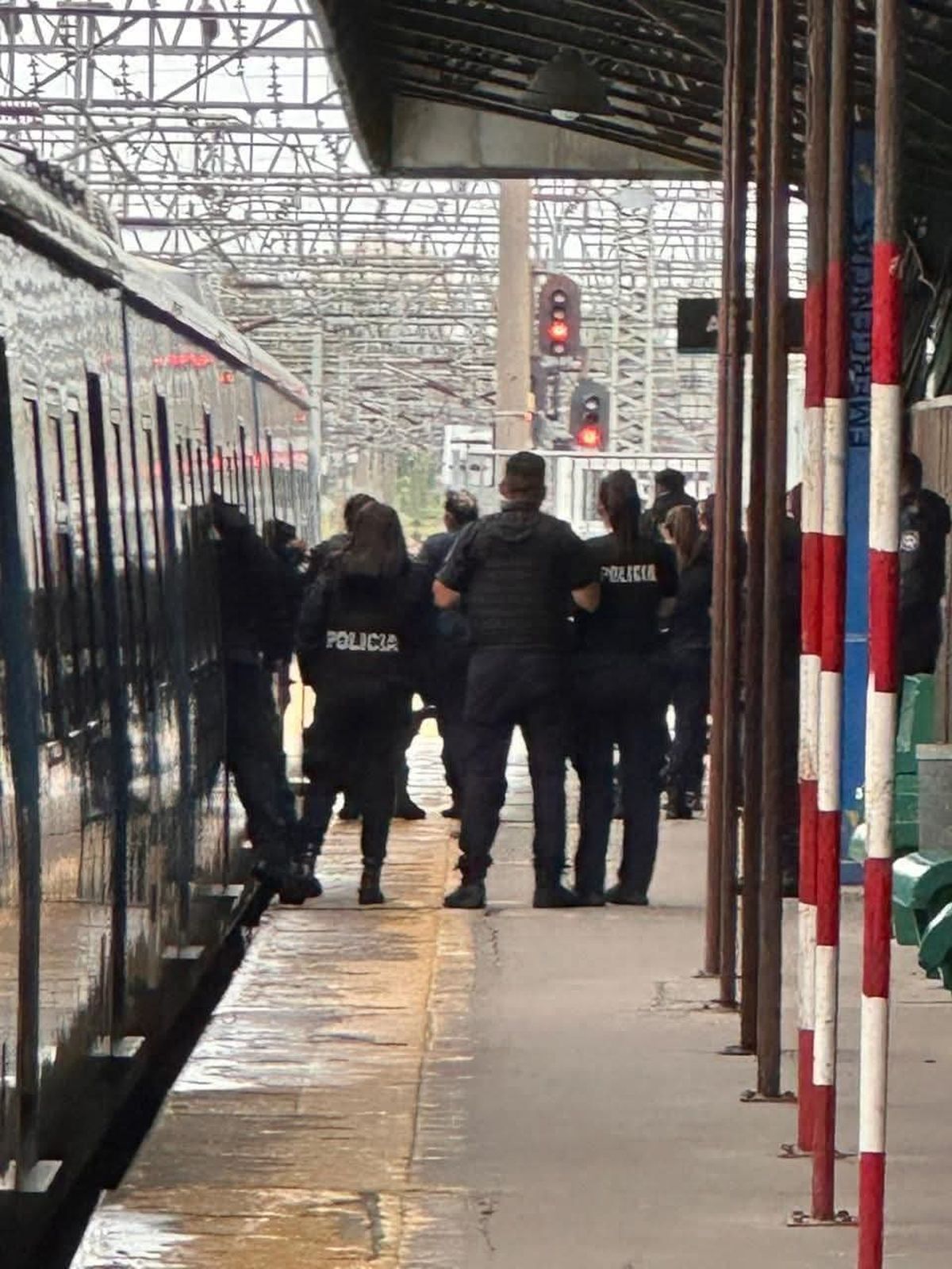 Operativo policial en la estación Temperley interrumpe el servicio del Tren Roca y genera demoras en varios ramales.