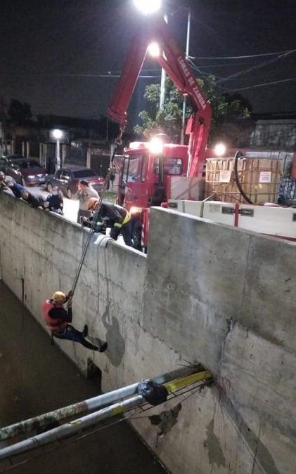 Bomberos de Lomas de Zamora descienden para rescatar al animalito.
