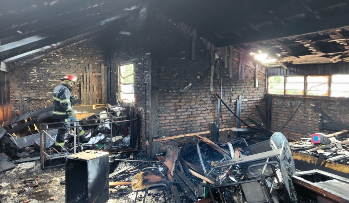 Voraz incendio en una casa de Monte Grande: trabajaron dos dotaciones de Bomberos