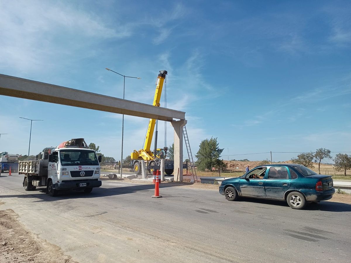 El nuevo puente peatonal en obra sobre la Ruta 58.