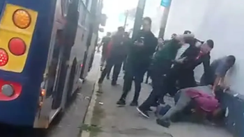 Lomas: pasajeros bajaron de un colectivo y golpearon a un hombre acusado de manosear a una nena
