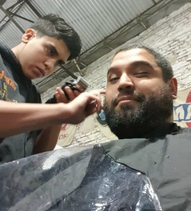 Patricio corta el pelo a grandes y chicos en su casa de Llavallol.