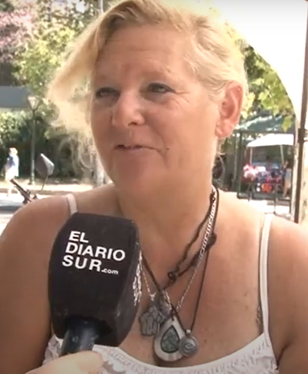 Andrea Idelson tiene su puesto frente a la estación de Monte Grande.