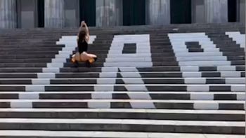 Protesta feminista en la Facultad de Derecho: pintaron las escalinatas y bailaron en ropa interior