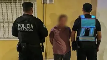 Rescataron a una mujer cautiva en un taller clandestino: la explotaban para vender ropa en La Salada