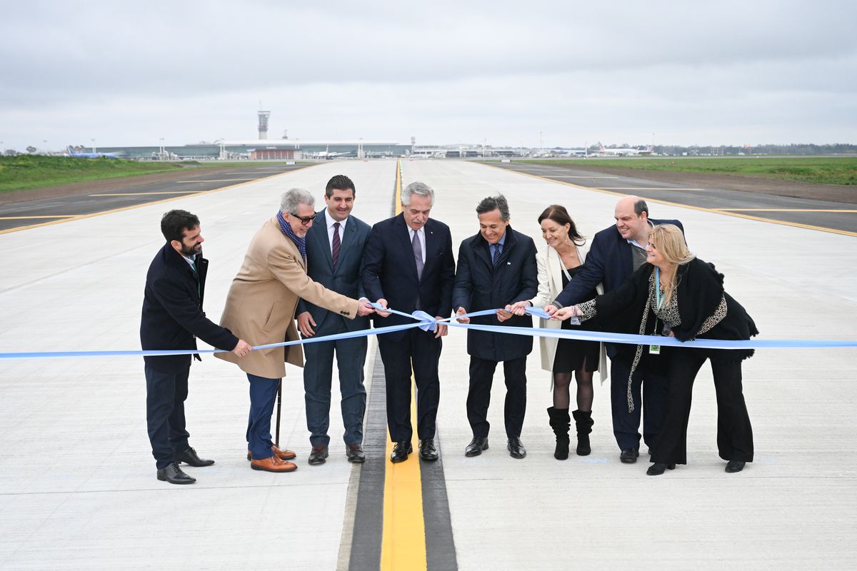 Alberto Fernández inauguró una nueva calle de rodaje en el Aeropuerto de Ezeiza