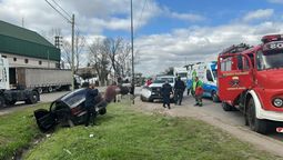 choque entre un auto y un camion en almirante brown: un menor hospitalizado