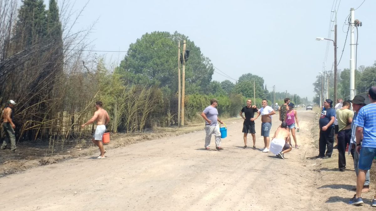 Vecinos colaboran para apagar el incendio lindero al country El Rocío de Canning.