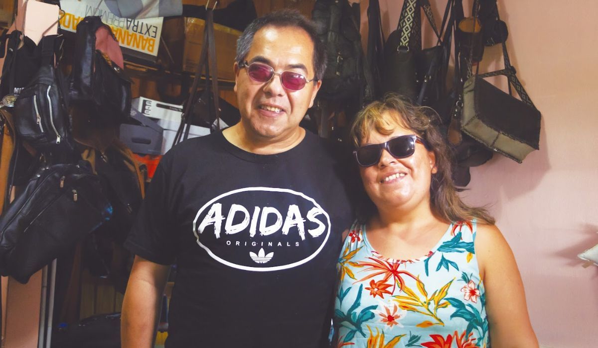 El arte de coser sin la vista: una pareja de ciegos vende sus artesanías en la plaza de Lomas