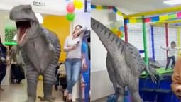 virales: contrato a un dinosaurio para el cumpleanos de su hijo y termino llorando