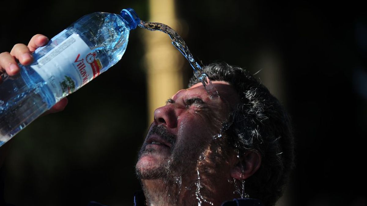 Los expertos aconsejan hidratarse bastante en esta semana de altas temperaturas.