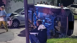 tres autos chocaron en lomas de zamora y uno termino volcado