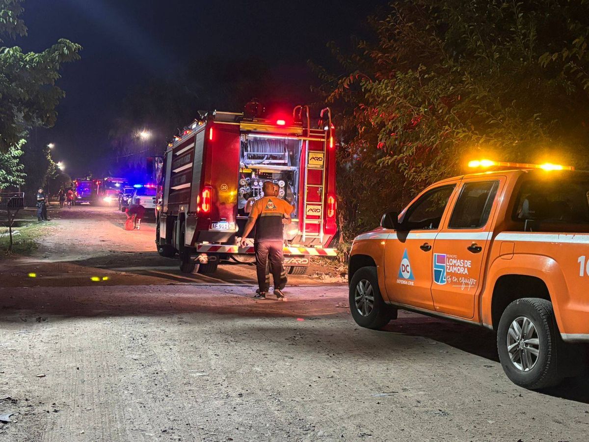 Cinco dotaciones de bomberos y personal de Defensa Civil trabajaron en el lugar para controlar el fuego. No se registraron heridos.