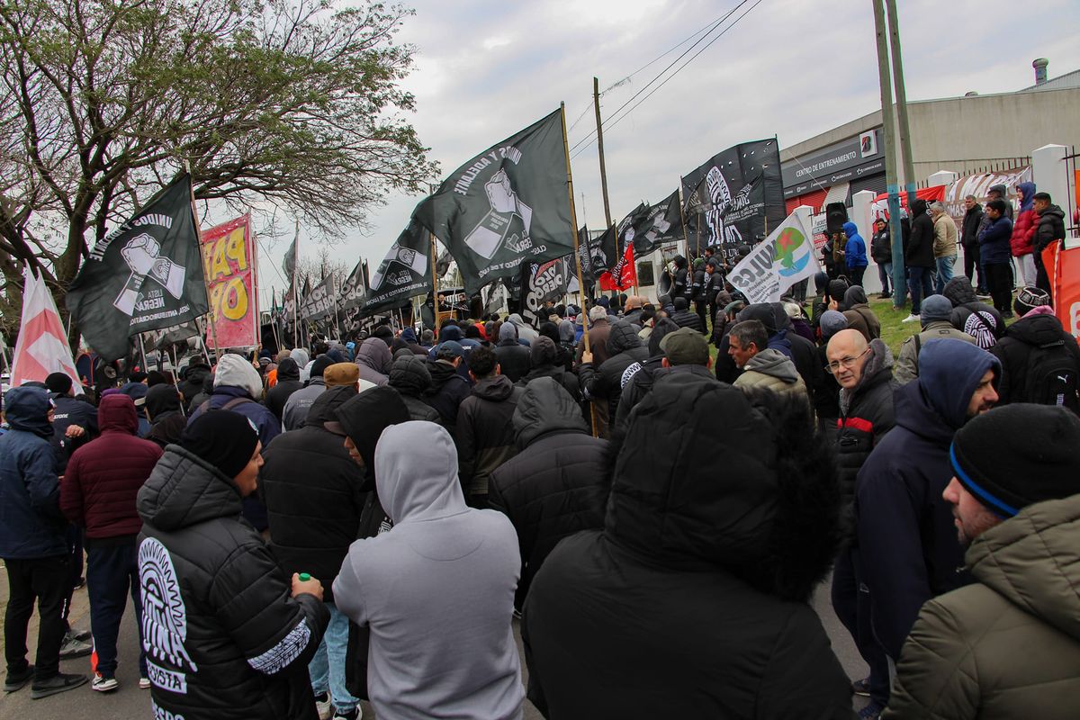 Una asamblea del sindicato del neumático que se llevó adelante frente a la planta de Llavallol. 