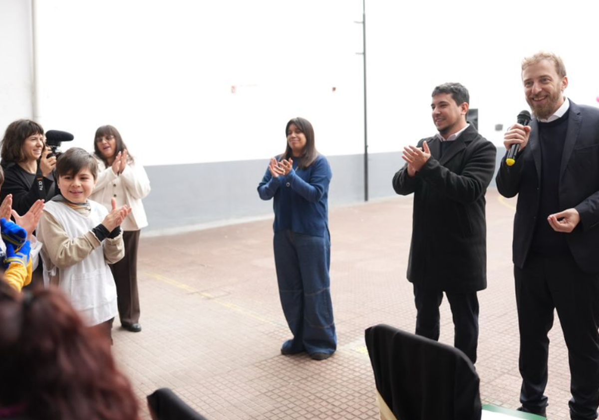La comunidad educativa de la Escuela N°15 de Banfield celebró el 125° aniversario de la institución junto al intendente Federico Otermín.