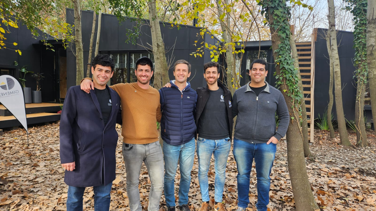 La familia Giménez junto al intendente de San Vicente, Nicolás Mantegazza.