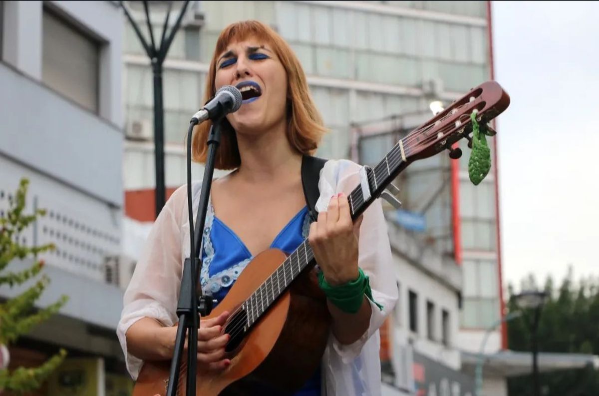 Una artista callejera de Lomas sufrió el robo de su amplificador y quiere recuperarlo