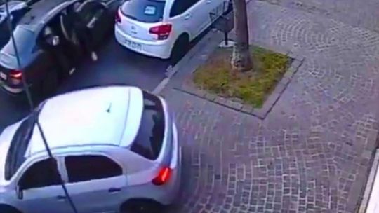 Lanús: delincuentes le dispararon a un vecino cuando sacaba su auto del garaje