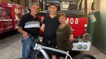 Donaron una bicicleta al bombero de Almirante Brown que había sufrido el robo del rodado