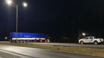 Canning: camión quedó atravesado en la Ruta 58 luego de encajarse en un giro en U