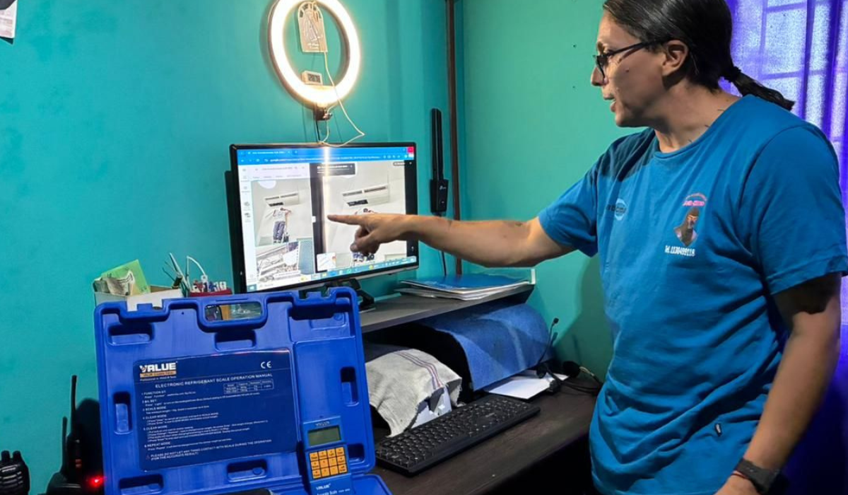 Sergio Salinas, técnico de aire acondicionado de Monte Grande. 