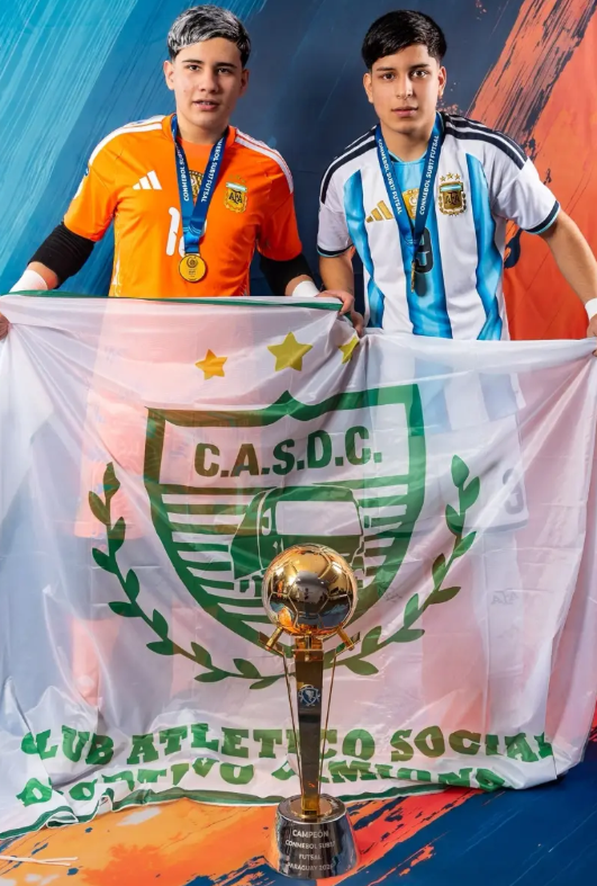 Una vez finalizado el partido, los jugadores posaron con la bandera de Camioneros. 