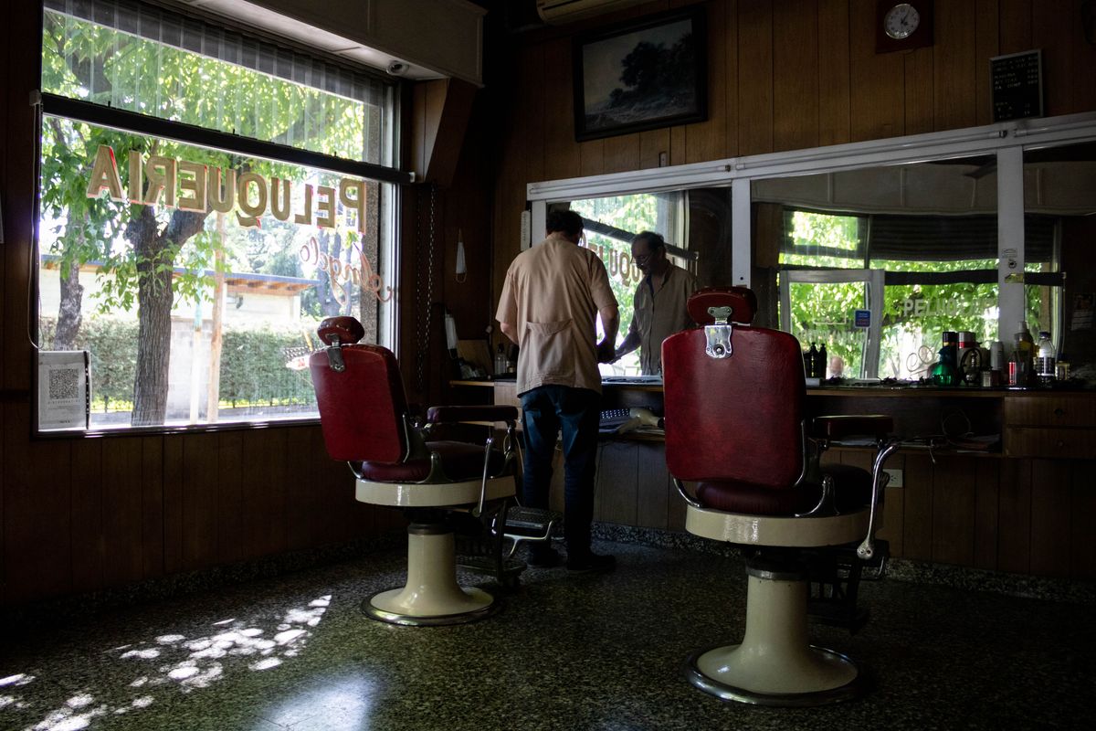 Angelo llegó a los 65 años en actividad: la histórica peluquería de Monte Grande