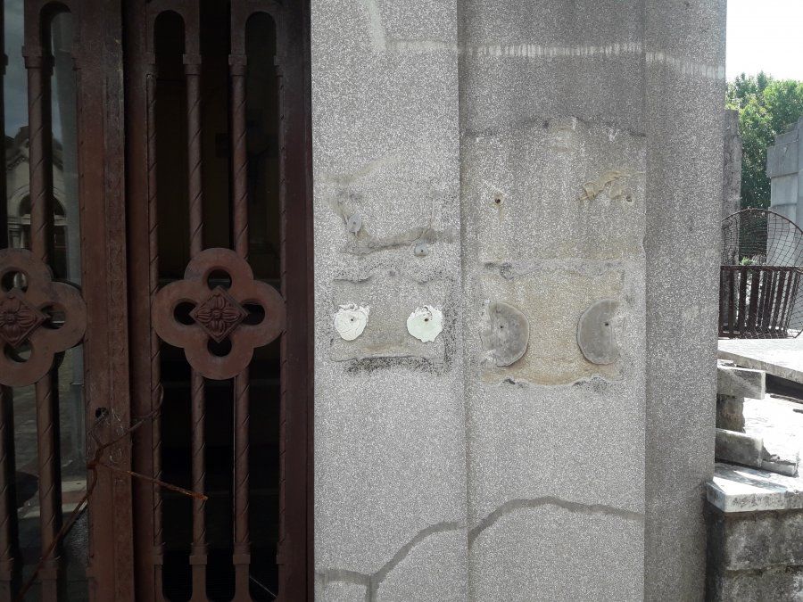 Placas robadas en el Cementerio de Lomas de Zamora.