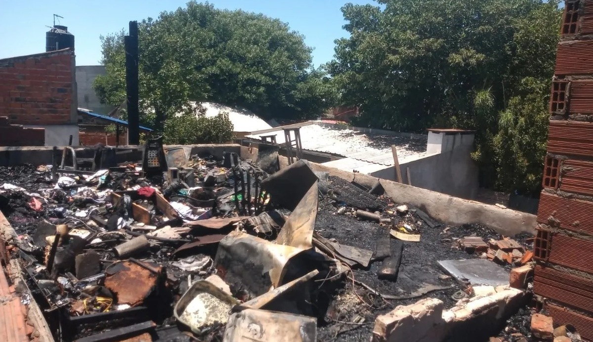 Los Bomberos de Almirante Brown trabajaron en el incendio de una familia de Claypole.