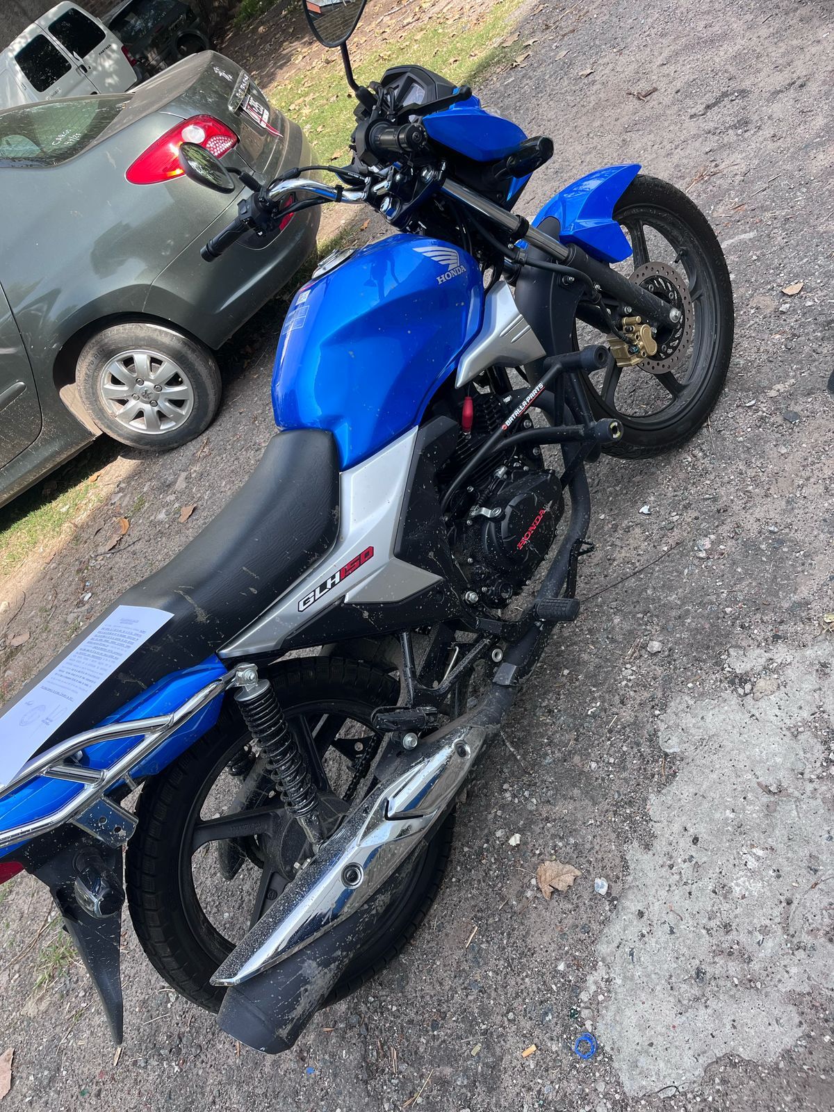 La moto con la que el joven sufrió el accidente en El Jagüel. 