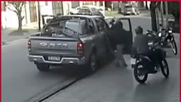 Motochorros armados robaron una camioneta en Lanús y quedaron filmados.