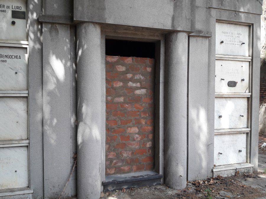 Inseguridad en el Cementerio de Lomas de Zamora: se robaron la puerta de la bóveda y hubo que tapar la entrada con ladrillos.