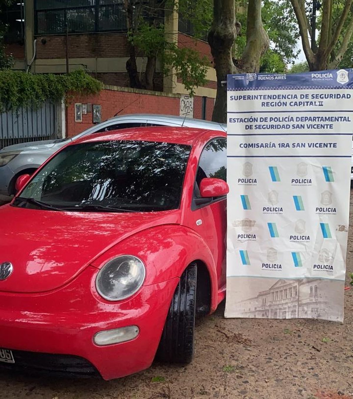 Los detuvieron en San Vicente mientras empujaban un auto adulterado Los detuvieron en San Vicente mientras empujaban un auto adulterado