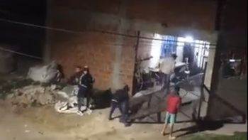 Video: en Temperley, vecinos atacaron la casa de un presunto abusador e hirieron a un Policía