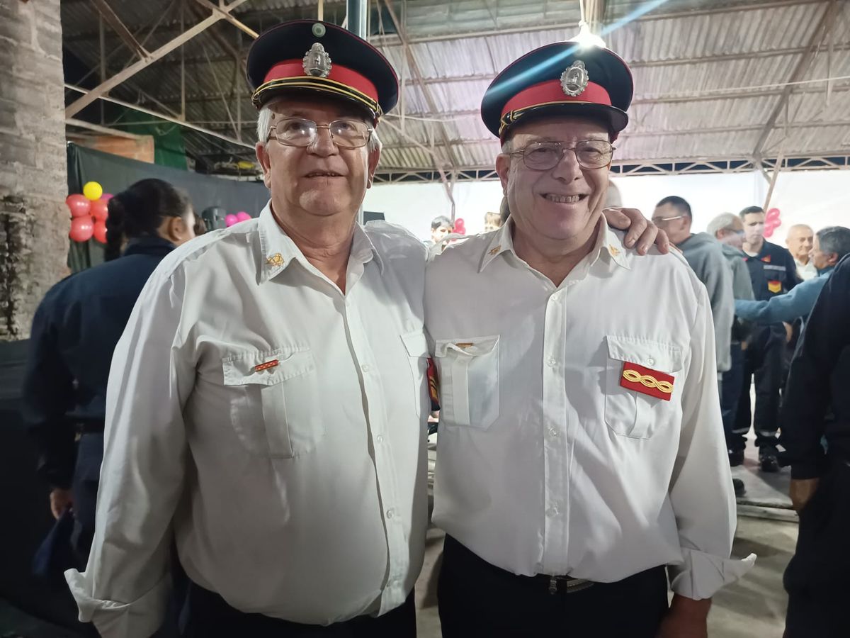 Recibieron un reconocimiento Rolando Ríos y Ocha Landaburo, dos históricos del cuartel de San Vicente  