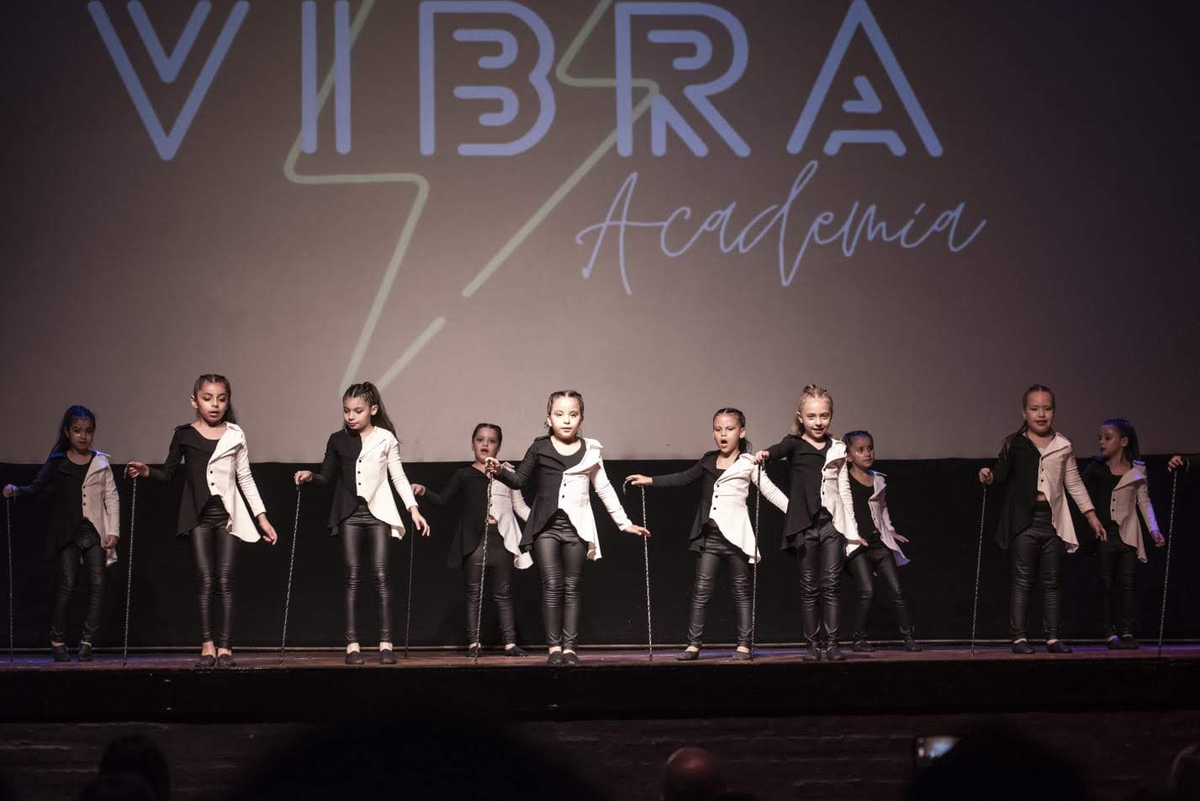 Las bailarinas tienen entre 6 y 9 años. 