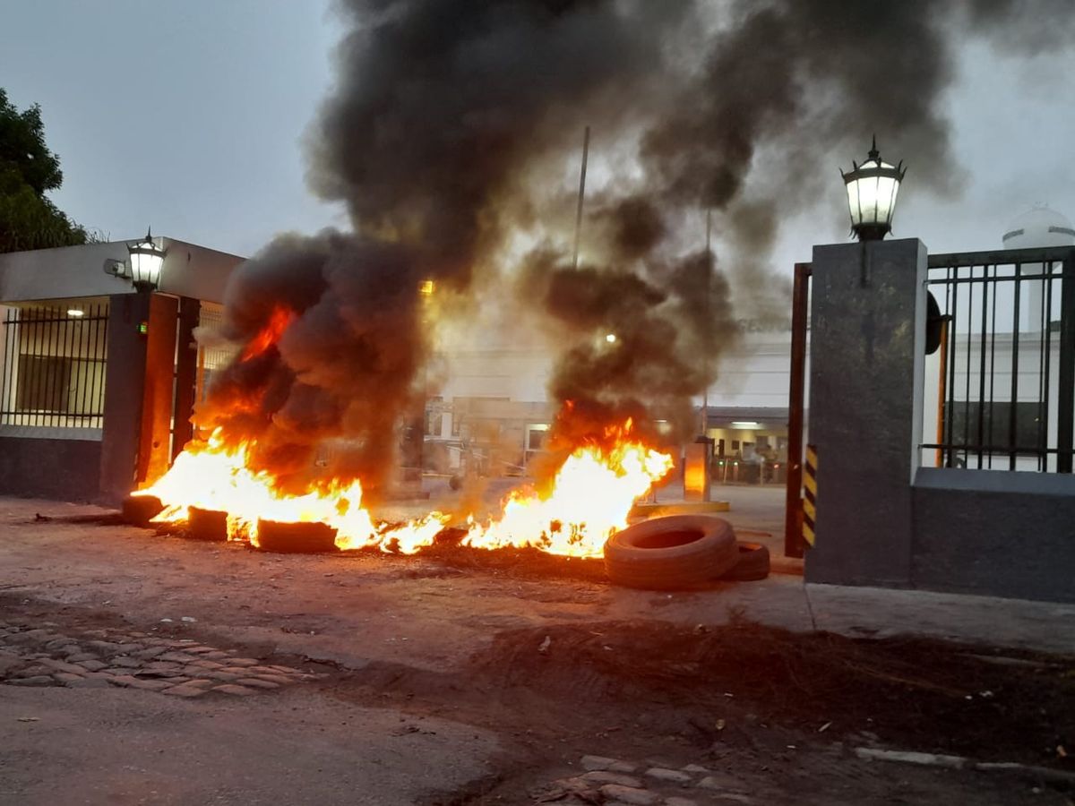 La quema de neumáticos, en la planta de Bridgestone en Llavallol.