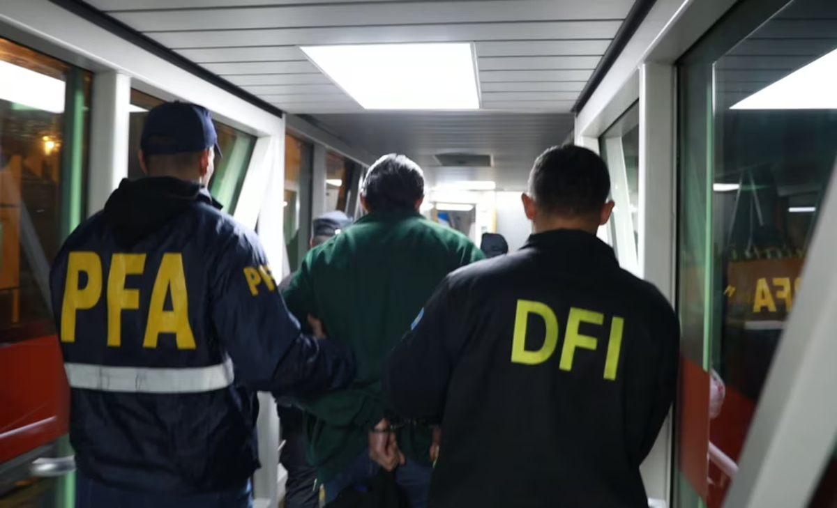 Los condenados salieron del país a través del Aeropuerto de Ezeiza.