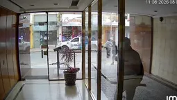 insolito robo de la baranda de un edificio delante de la policia en el conurbano