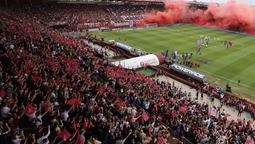 descubrieron una infidelidad en la cancha de lanus: lo cagaron a pinas