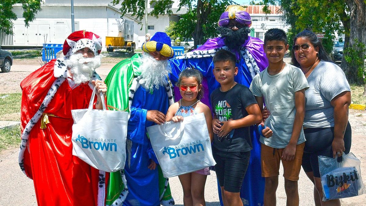 Almirante Brown: nenes internados en hospitales recibieron la visita de los Reyes Magos