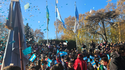 masiva promesa de lealtad a la bandera en monte grande con los chicos de cuarto grado