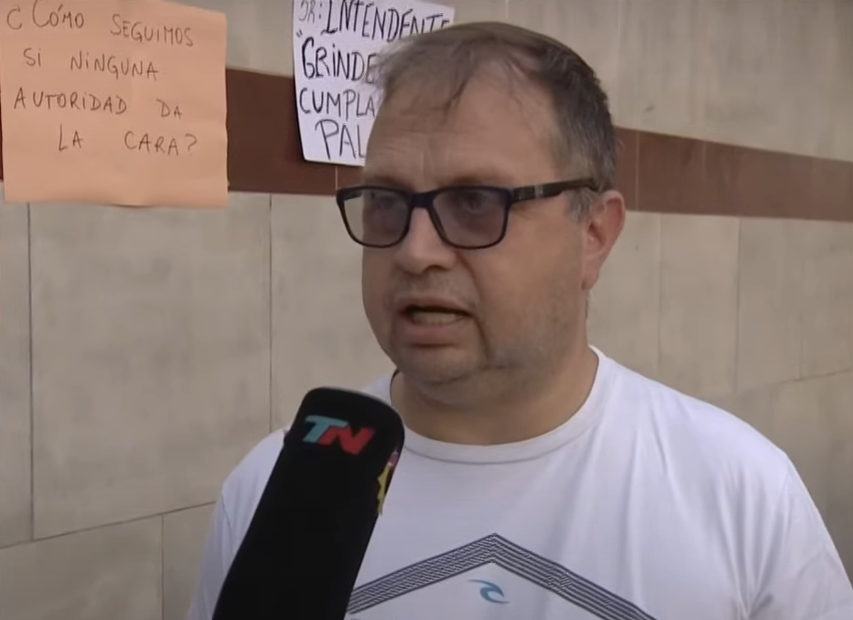 Carlos Mantovano tiene 47 años y es padre de dos niños que estudian en la secundaria de la Institución,