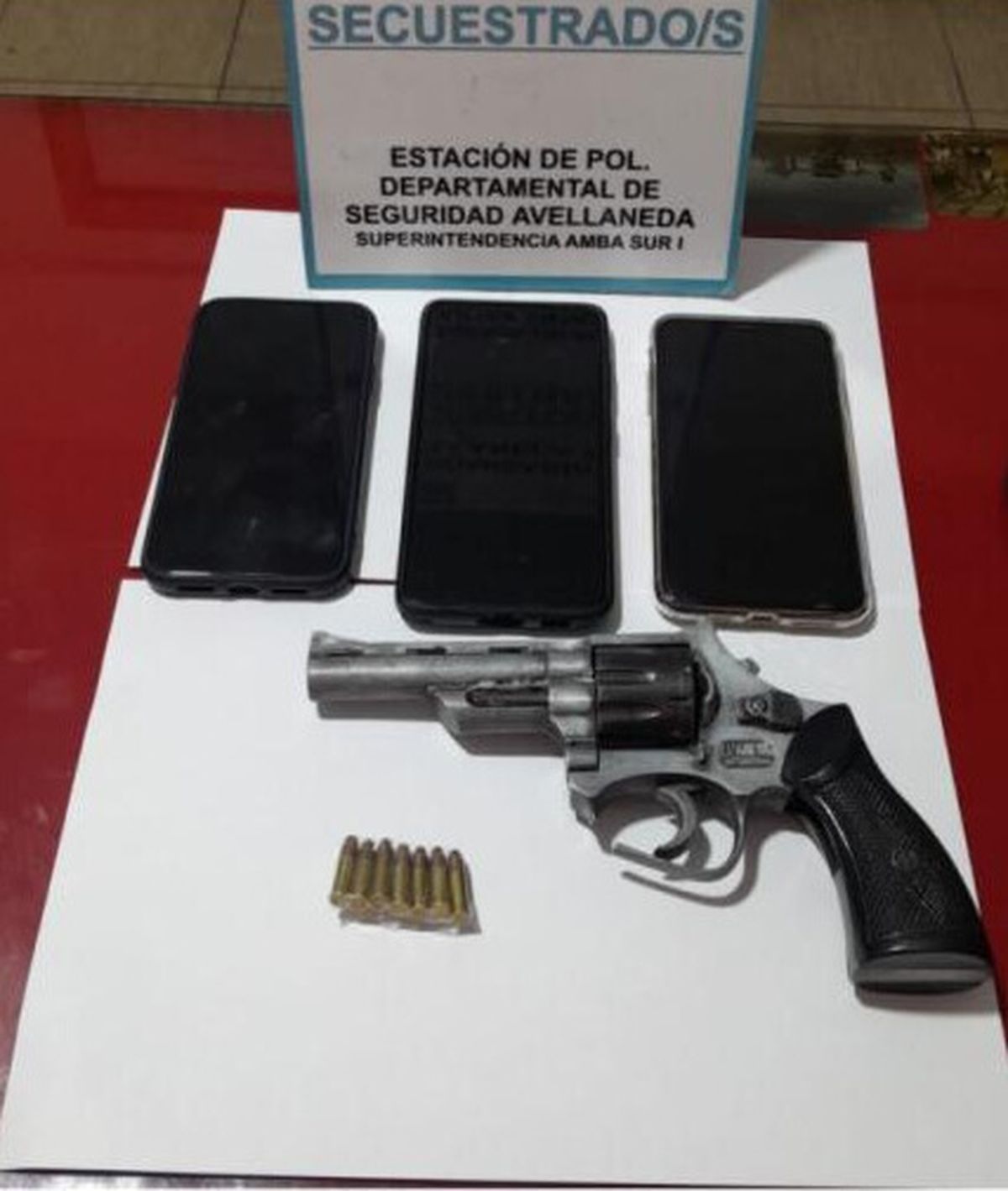 Elementos incautados durante la detención de los delincuentes.