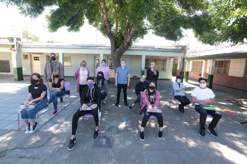 Esteban Echeverr&iacute;a. Alumnos de Luis Guill&oacute;n recibieron netbooks para mejorar sus condiciones de educaci&oacute;n.&nbsp;