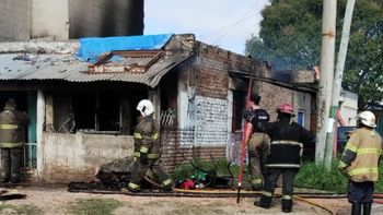 Terrible incendio en una casa en Almirante Brown: la estructura está en peligro de derrumbe